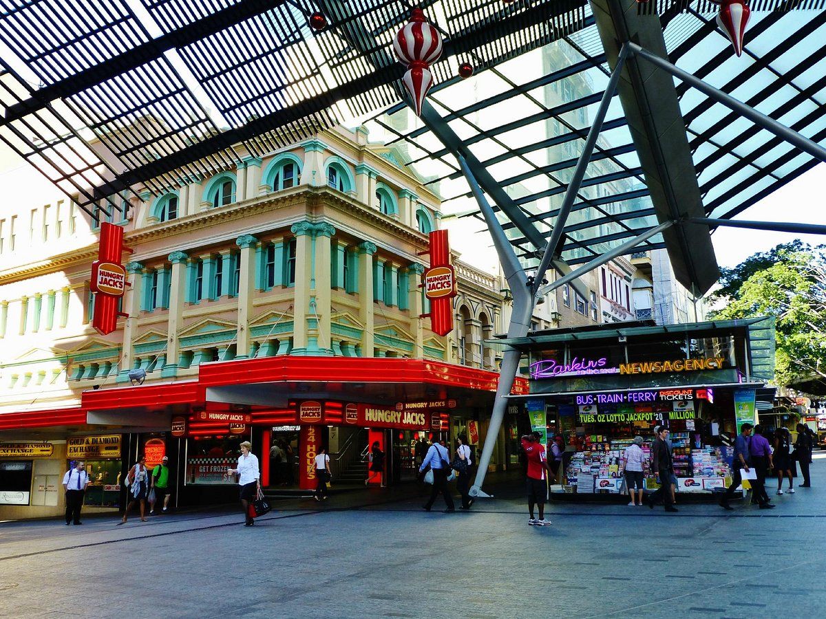 Queens Street Mall Shopping at BNE