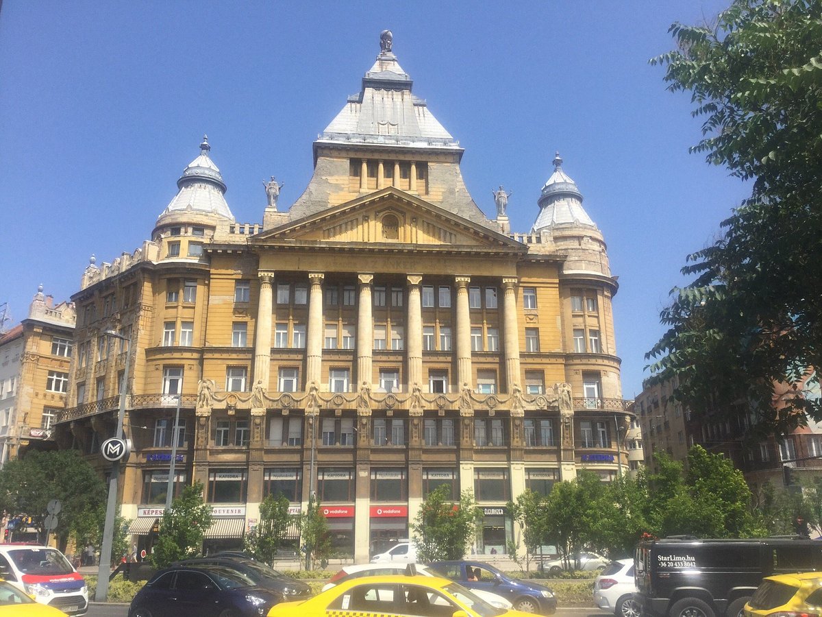 Budapest City Center (Deák Ferenc tér) from BUD