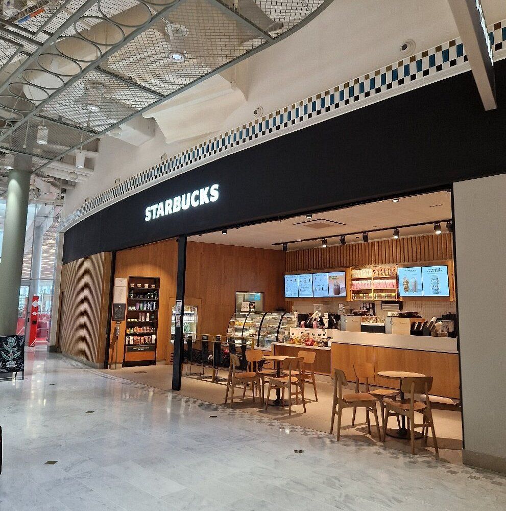 Cafe Starbucks restaurant at CDG Airport