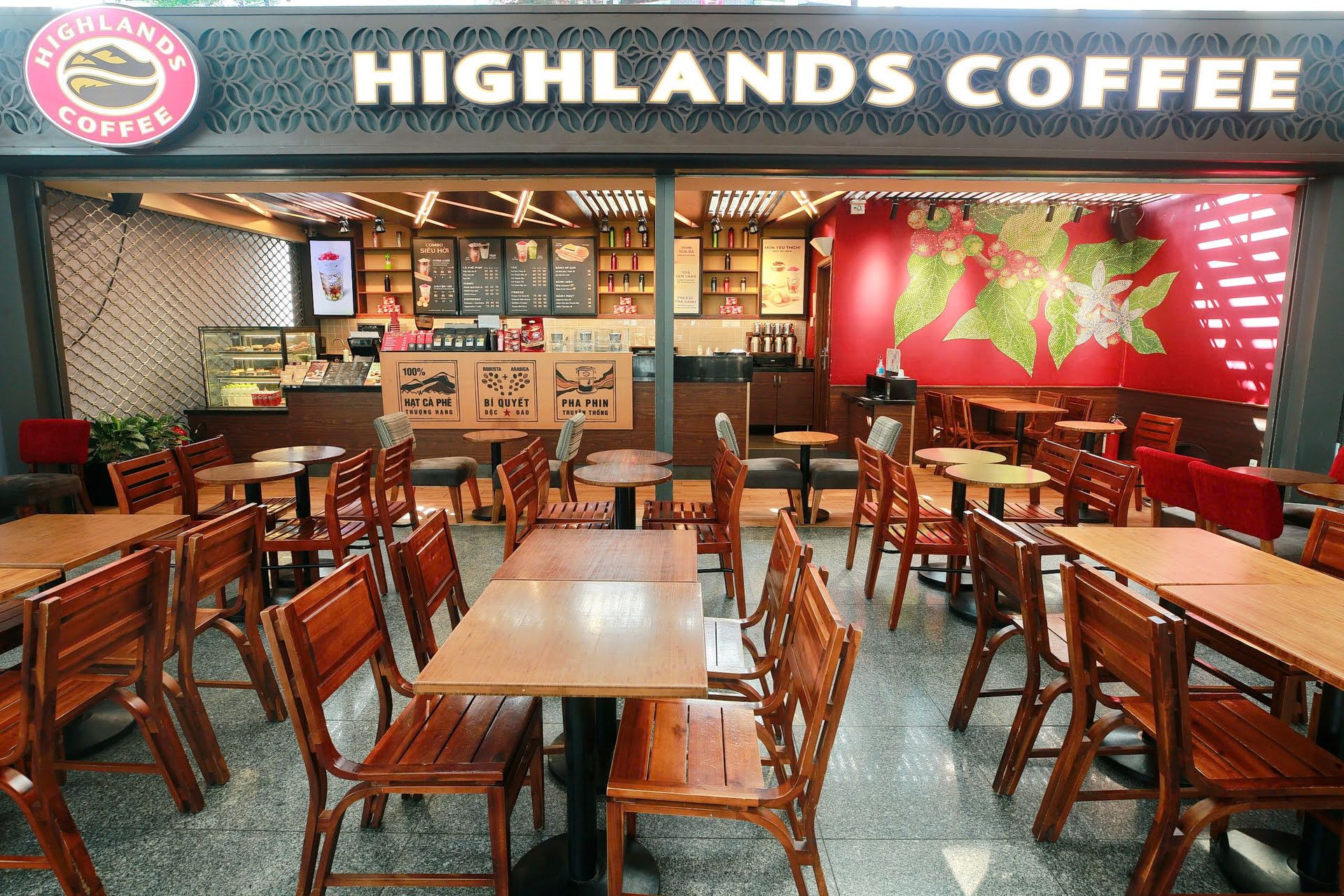 Highlands Coffee restaurant at DAD Airport