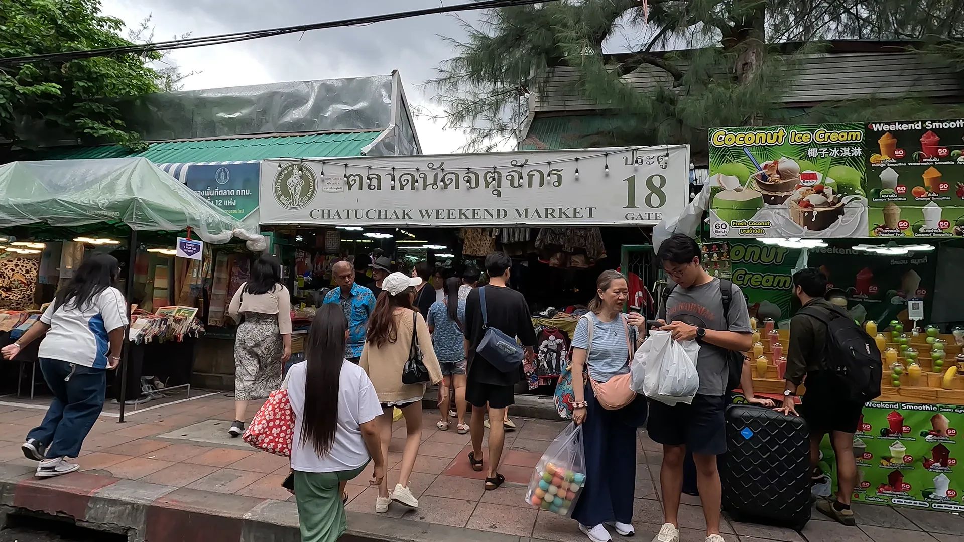 Visit Chatuchak Weekend Market at DMK