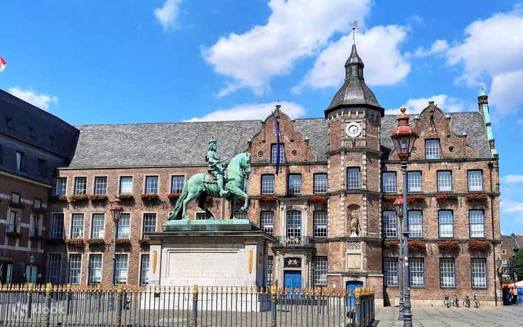 Dusseldorf Altstadt & Altbier Tour at DUS