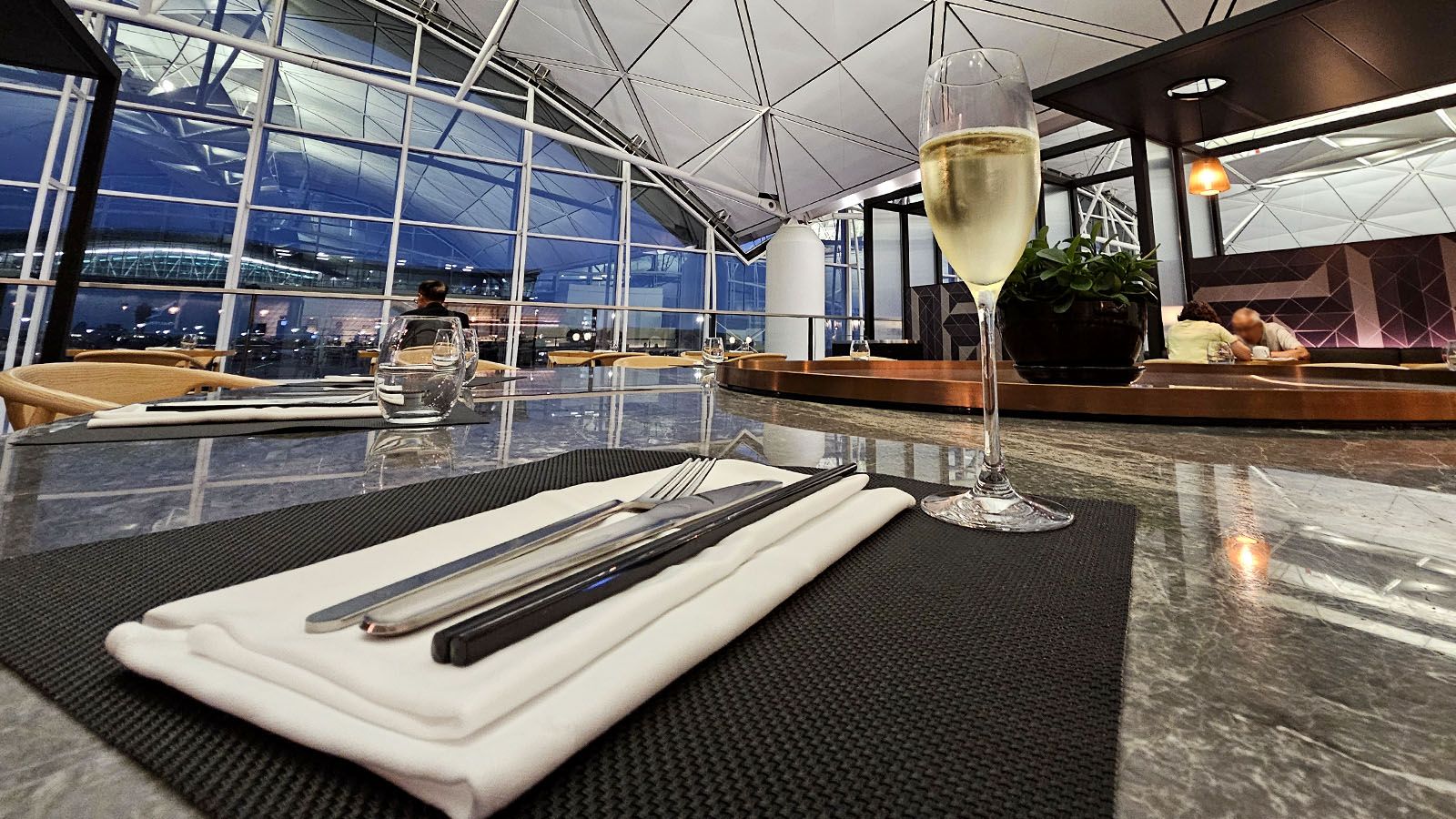 Qantas Hong Kong Lounge at HKG