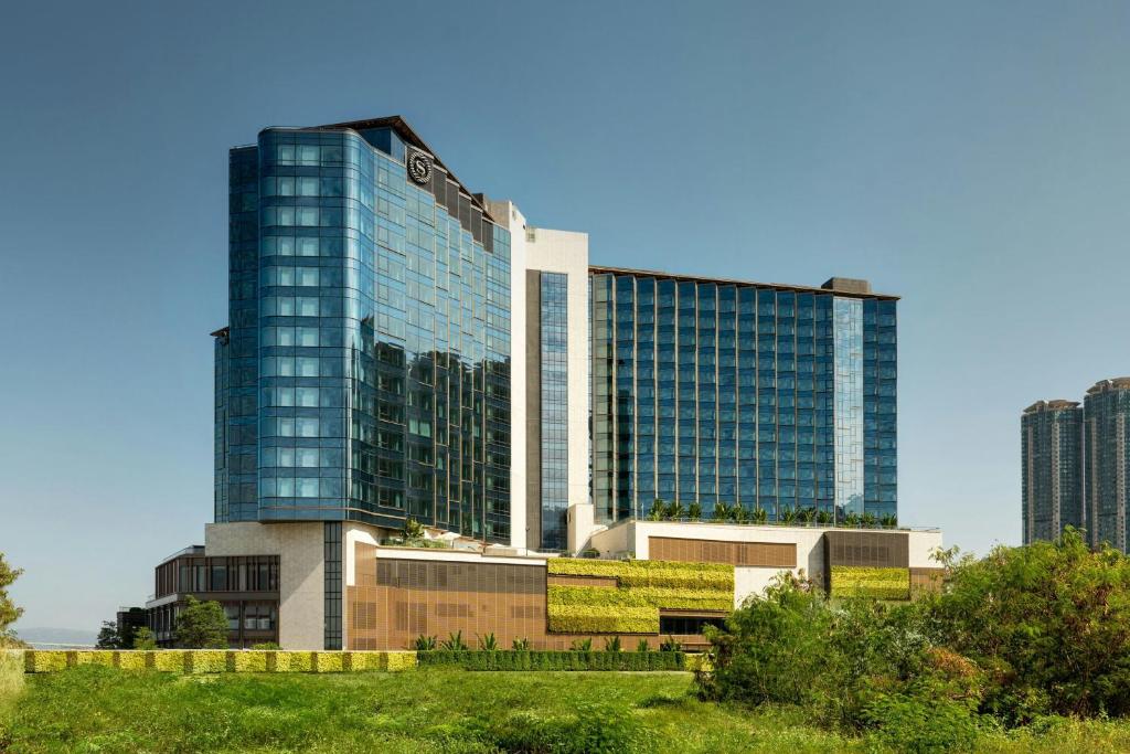 Sheraton Hong Kong Tung Chung near HKG