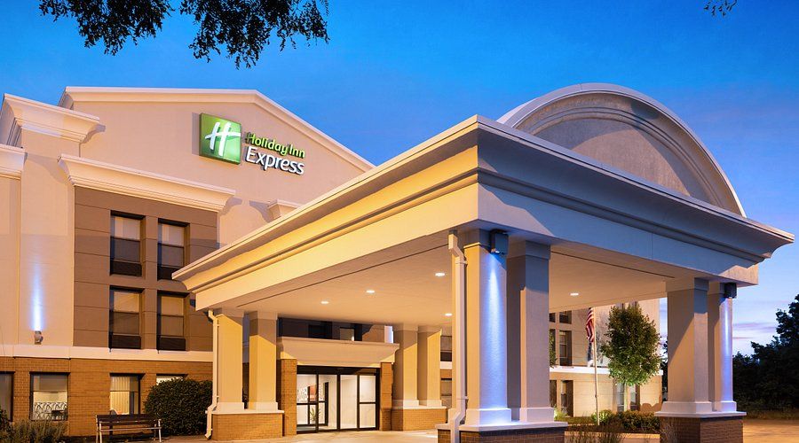 Holiday Inn Express Indianapolis Airport near IND