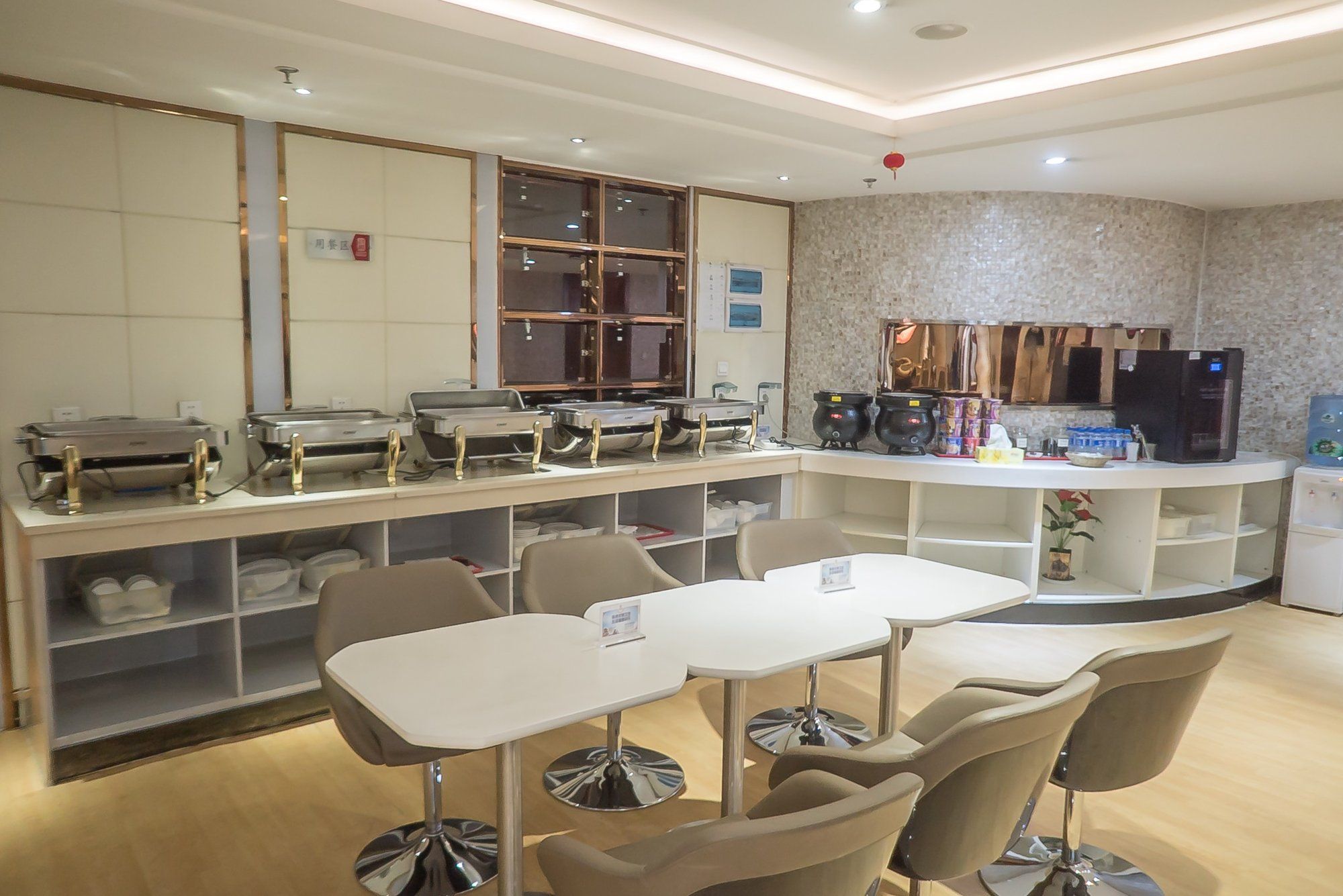 Lucky Air Cloud Lounge at KMG