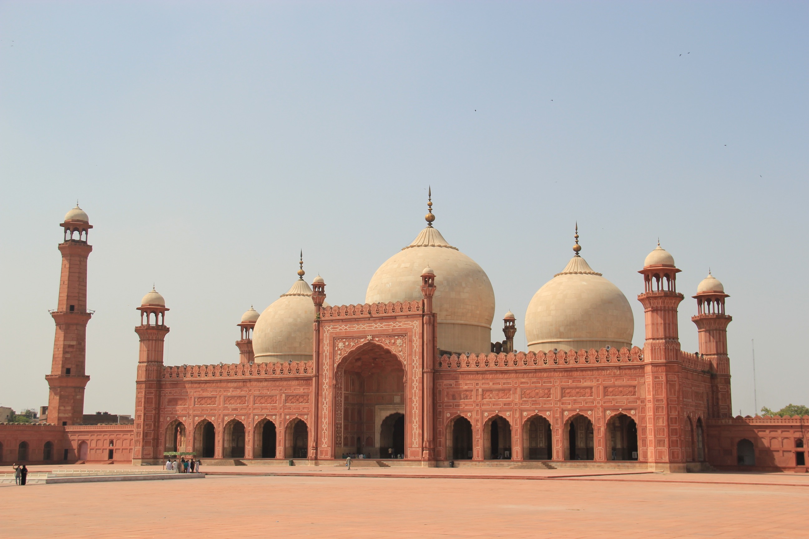 Lahore Fort and Badshahi Mosque from LHE
