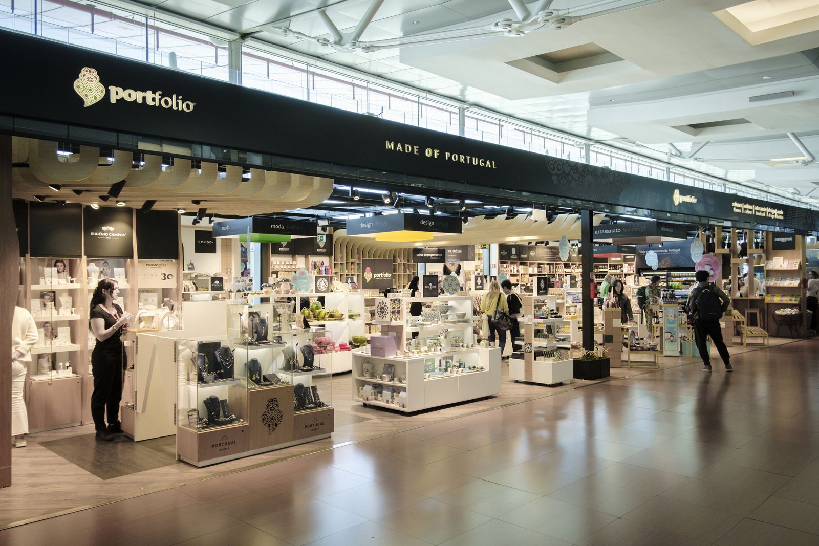 Airport Shopping & Food at OPO