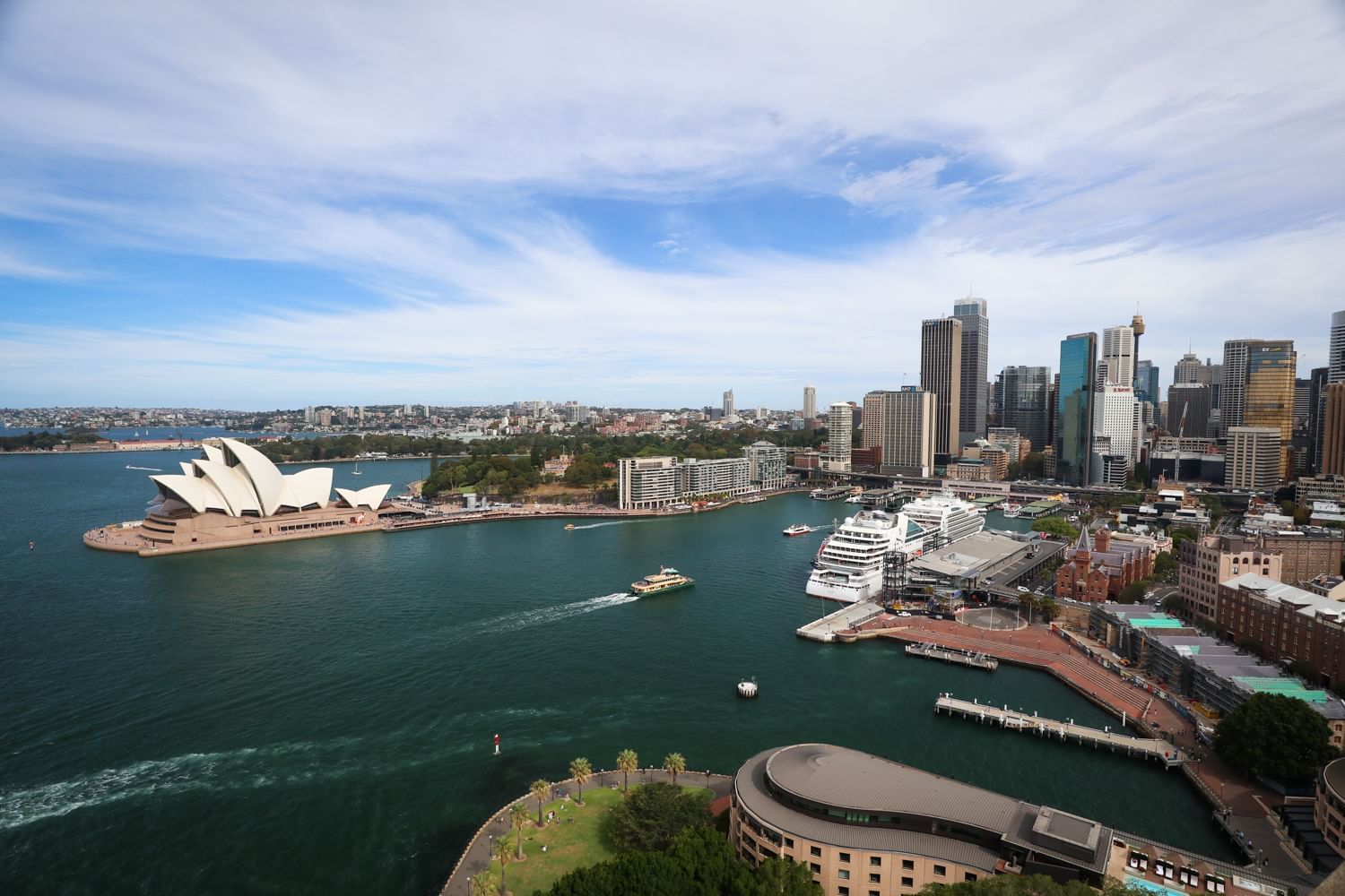 Sydney Opera House & Harbour Bridge at SYD