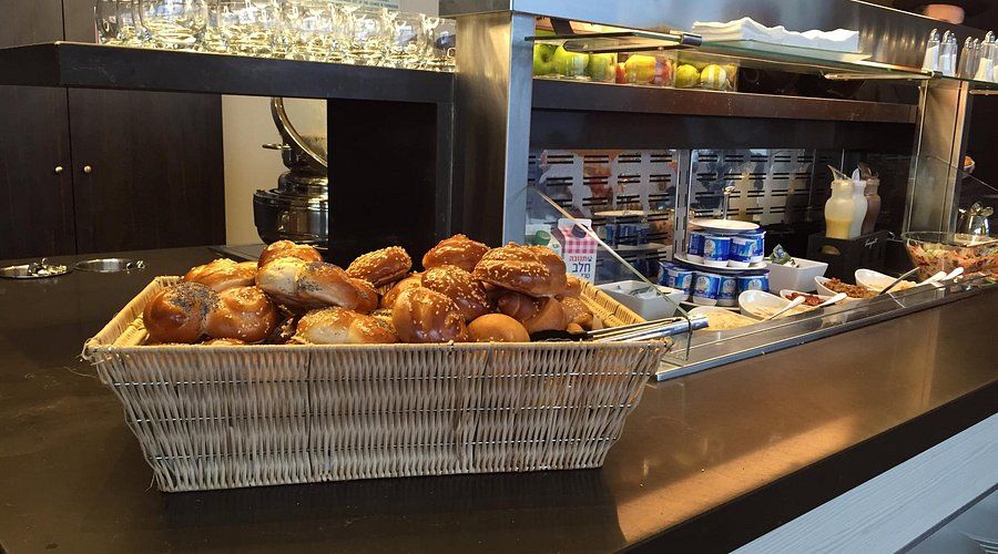 Airport Lounge & Israeli Food at TLV