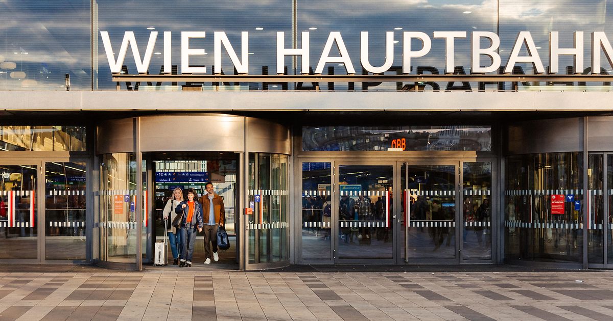 Wien Hauptbahnhof (Central Station) from VIE